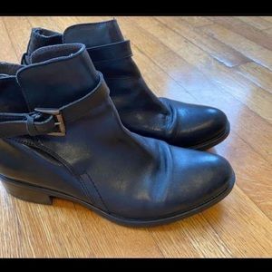 Used black booties. In very good conditions